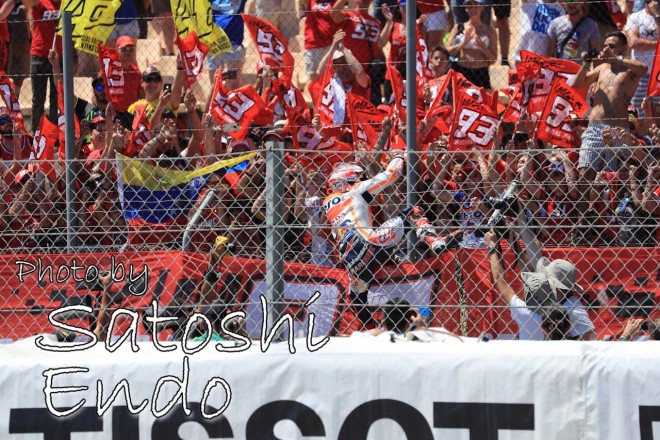 MotoGP現地トピックス：大盛り上がりのカタルーニャ。ロレンソが珍しくファンサービス？