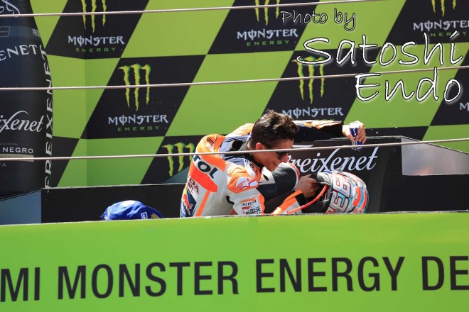 MotoGP現地トピックス:大盛り上がりのカタルーニャ。ロレンソが珍しくファンサービス?