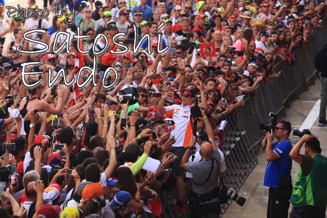 MotoGP現地トピックス：大盛り上がりのカタルーニャ。ロレンソが珍しくファンサービス？