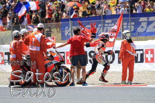 MotoGP現地トピックス：大盛り上がりのカタルーニャ。ロレンソが珍しくファンサービス？