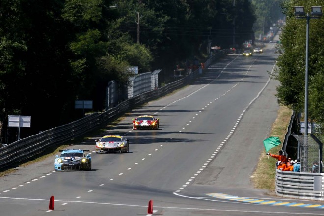 ユノディエールを走るデンプシー-プロトン・レーシングの77号車ポルシェ911 RSR