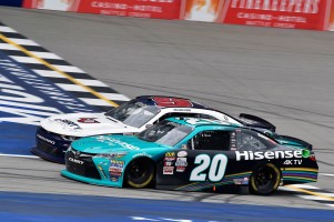 電子計測が始まって以来、エクスフィニティ史上最も僅差での勝利となったデニー・ハムリン(#20)