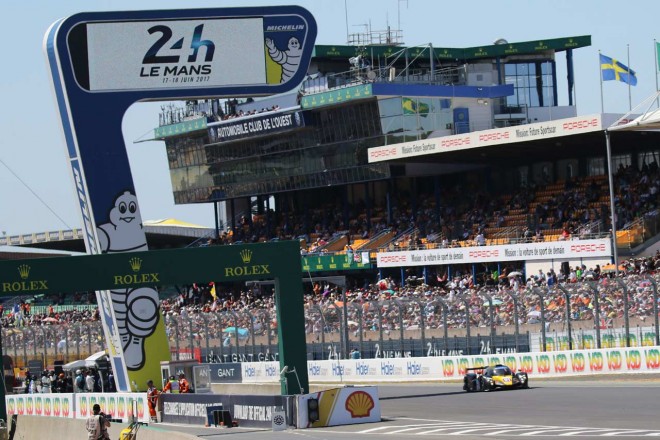 ホームストレートを走るDKRエンジニアリングの91号車アデス-03 LMP3