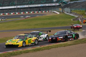 99号車ポルシェを中心とした争い