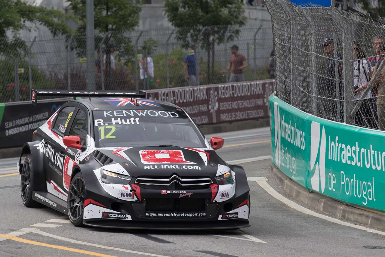 メインレースの2番手グリッドにつけたロブ・ハフ（シトロエンCエリーゼWTCC）