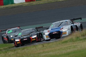 競り合う86号車アウディと7号車アウディ