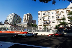 2017年F1第8戦アゼルバイジャンGP トップを走るルイス・ハミルトンと2番手のセバスチャン・ベッテル