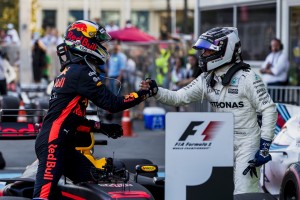 2017年F1第8戦アゼルバイジャンGP 優勝したダニエル・リカルド(レッドブル)を祝福する2位バルテリ・ボッタス(メルセデス)