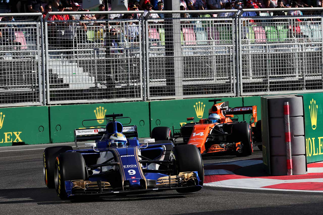 アロンソを抑えるエリクソン