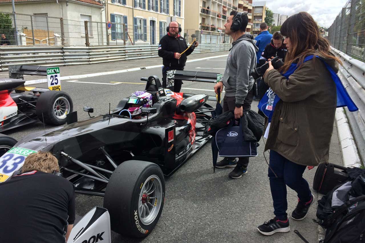 決勝スターティング・グリッドでもカメラは回りまくっています