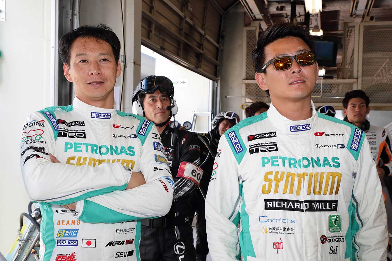 SYNTIUM LMcorsa RC F GT3をドライブする飯田章（左）と吉本大樹（右）