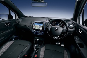 ブルーとシルバーのトリムが採用されたインテリア