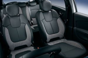 ジッパーで着脱可能な「ジップシートクロス」を採用するキャプチャーに、前席シートヒーターも装備