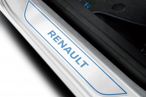 同じくブルーでコーディネイトされたキッキングプレートも装備