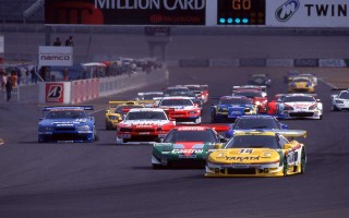 2000年JGTC開幕戦スタートシーン。18号車のTAKATA NSXをドライブする脇阪寿一