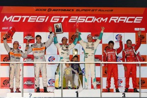 2009年のスーパーGT最終戦もてぎで2位となり、この年のチャンピオンとなった脇阪寿一とアンドレ・ロッテラー