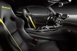 表面にナッパレザーとDINAMICAマイクロファイバーを使用した超軽量AMGスポーツバケットシートを標準装備