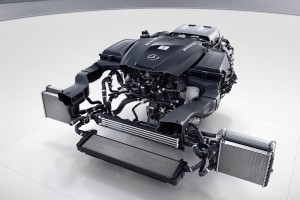 シリンダー溶射ボアのNANOSLIDEなど、F1技術を転用したAMG製のM179型V8を、磁性流体を使用した可変エンジンマウントを介して搭載