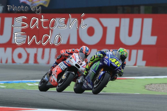 MotoGP現地トピックス:ビニャーレスの転倒にヒヤリ。ロッシがオランダGP通算10勝目を達成