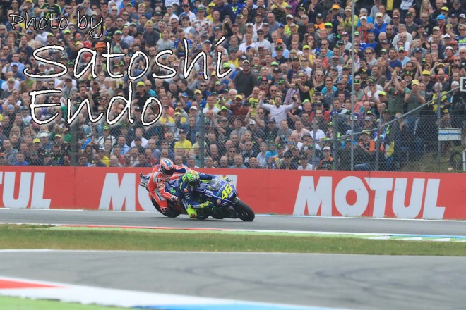 MotoGP現地トピックス:ビニャーレスの転倒にヒヤリ。ロッシがオランダGP通算10勝目を達成