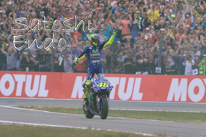 MotoGP現地トピックス:ビニャーレスの転倒にヒヤリ。ロッシがオランダGP通算10勝目を達成