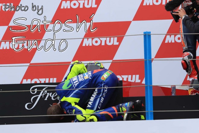 MotoGP現地トピックス:ビニャーレスの転倒にヒヤリ。ロッシがオランダGP通算10勝目を達成