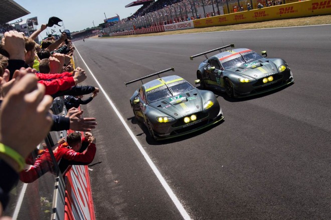 クラス優勝の97号車アストンマーチン・バンテージと僚友95号車バンテージ