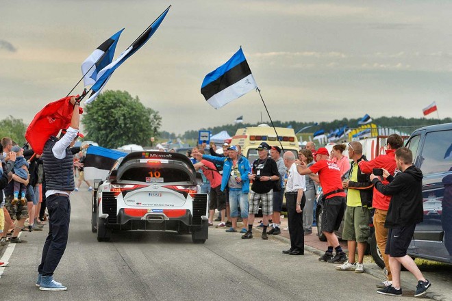 天候が不安定ななか、SS1には多くのファンが集まった