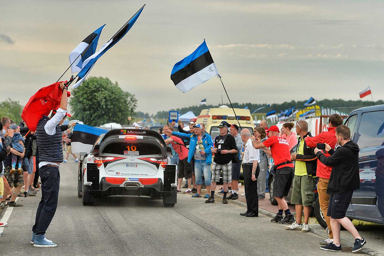 天候が不安定ななか、SS1には多くのファンが集まった