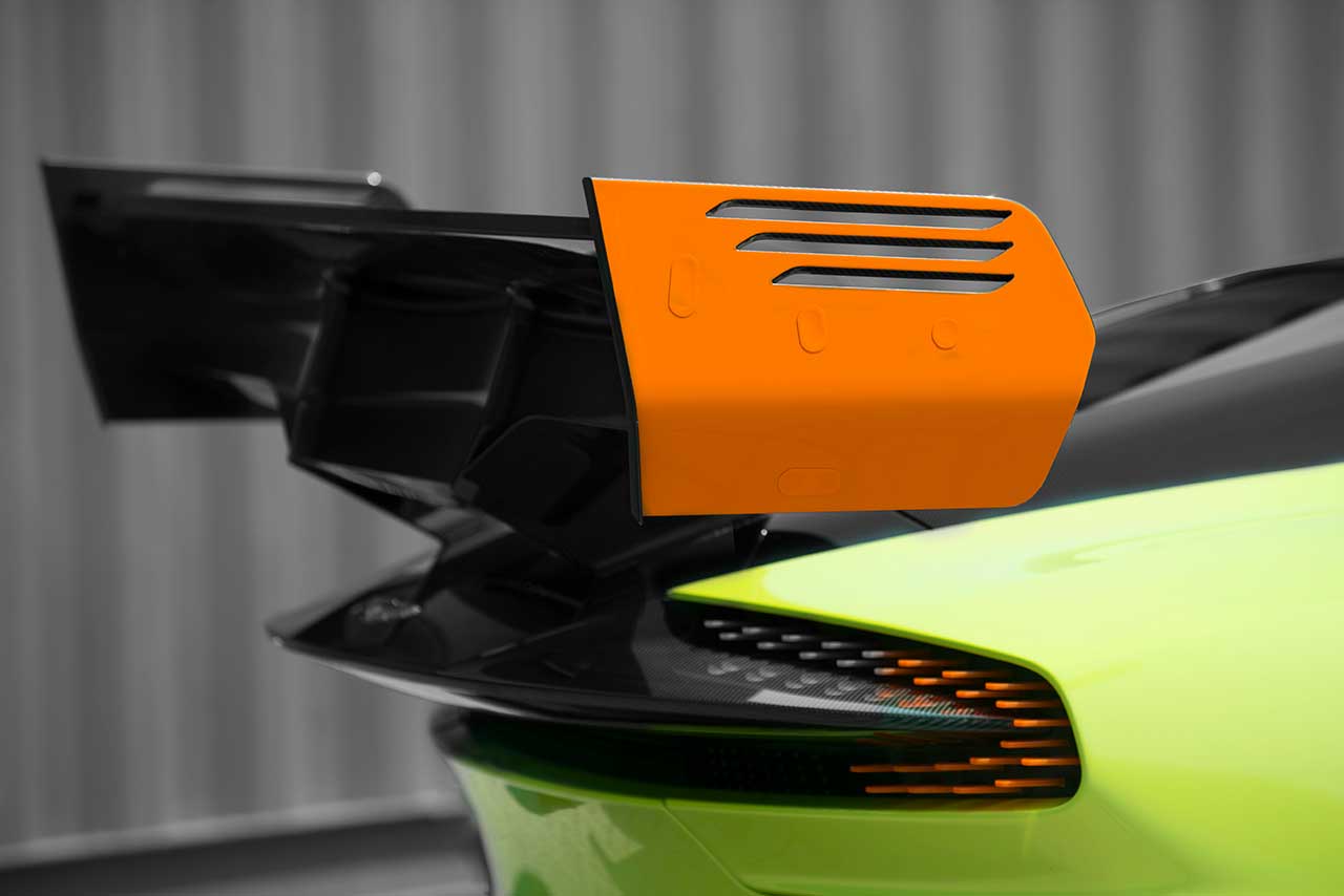 ガーニーフラップが取り付けられた新型リヤウイング