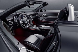 43AMGはAMGカーボンインテリアトリムやAMGエンボスを施したAMGE-SELECTレバーなどを採用