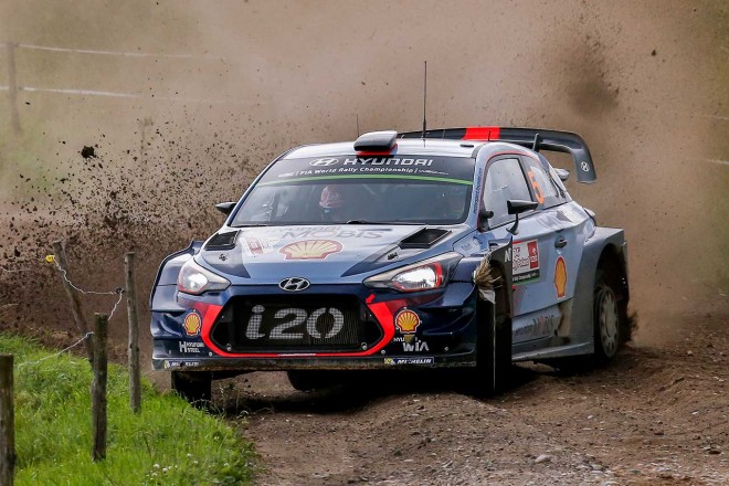 ティエリー・ヌービル（ヒュンダイi20クーペWRC）も左リヤをパンクさせての走行を強いられた