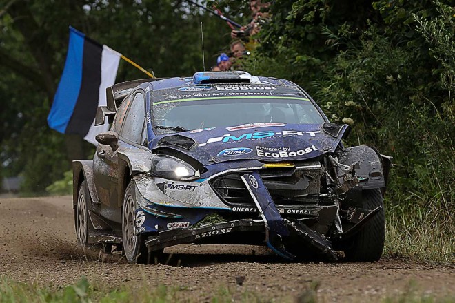 木に衝突したオット・タナク（フォード・フィエスタWRC）