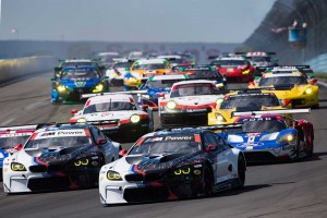 GTLMクラススタートシーン。ポールポジションの66号車フォードGTが出遅れた。