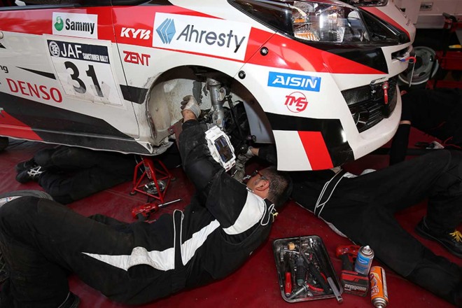 TGR Vitz CVTはデイ1でマシンの足回りにダメージを負ったが、メカニックの作業でデイ2には出走
