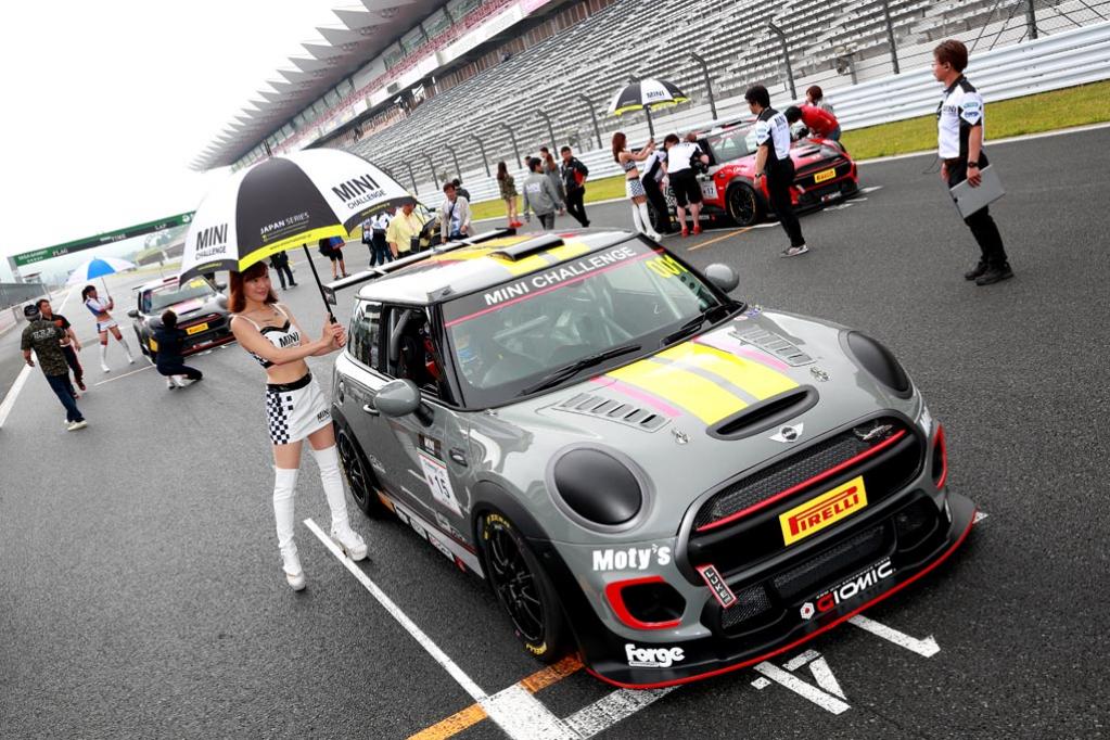 グリッドにつくミニF56 JCWチャレンジカー