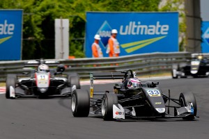 ハンガロリンクで牧野任祐(#11)と競り合う佐藤(#33)