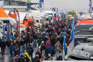 悪天候にもかかわらず、トラッカーとその家族を中心に、6万人以上の観衆を集めた