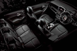 ブラック/ダークグレー内装は全車で選択可能となった