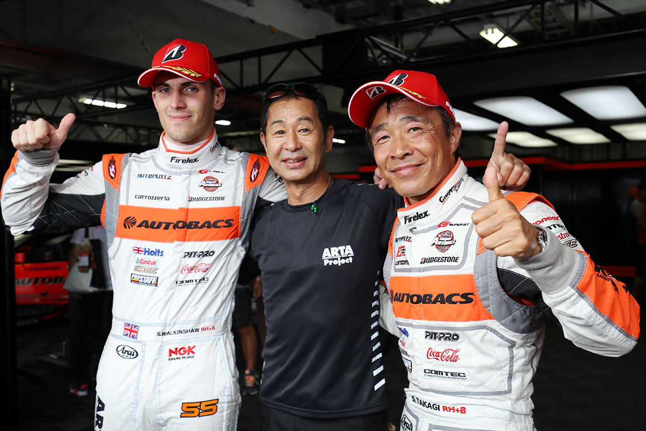 GT300クラスポールポジションを獲得したARTA BMW M6 GT3のショーン・ウォーキンショー（左）と高木真一（右）