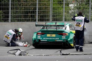 巻き込まれる形となったマイク・ロッケンフェラーは、足に軽度の骨折があった