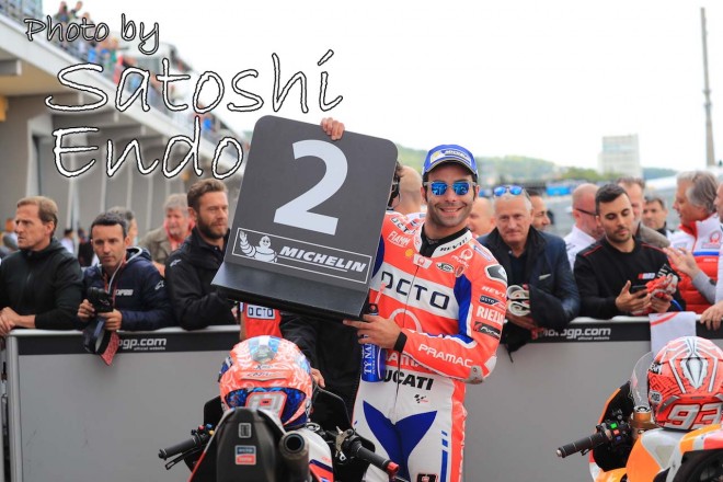 MotoGP現地トピックス：ブレイク中のペトルッチ。ファンの質問に対する回答で会場は大爆笑