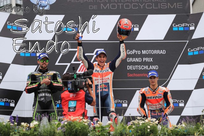 MotoGP現地トピックス：ブレイク中のペトルッチ。ファンの質問に対する回答で会場は大爆笑