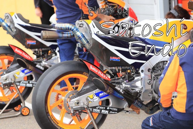 MotoGP現地トピックス：ブレイク中のペトルッチ。ファンの質問に対する回答で会場は大爆笑