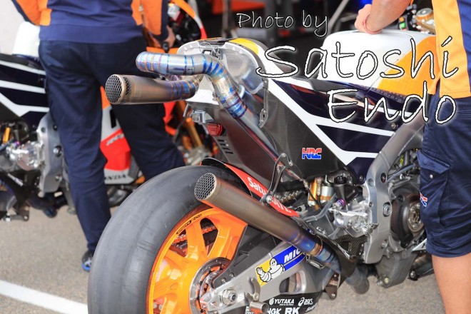 MotoGP現地トピックス：ブレイク中のペトルッチ。ファンの質問に対する回答で会場は大爆笑