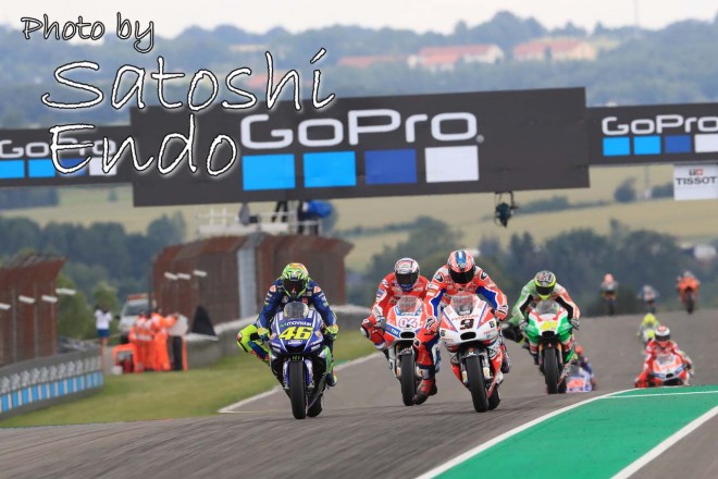 MotoGP現地トピックス：ブレイク中のペトルッチ。ファンの質問に対する回答で会場は大爆笑