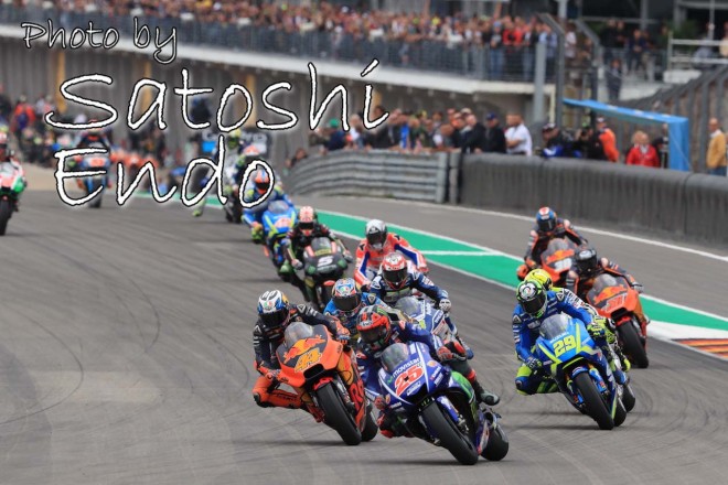 MotoGP現地トピックス：ブレイク中のペトルッチ。ファンの質問に対する回答で会場は大爆笑