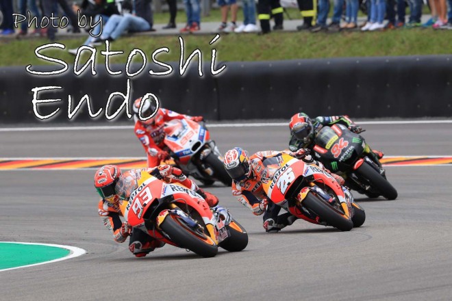 MotoGP現地トピックス：ブレイク中のペトルッチ。ファンの質問に対する回答で会場は大爆笑