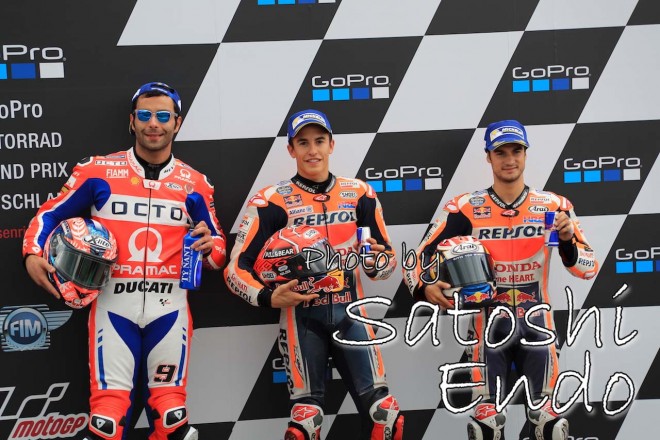 MotoGP現地トピックス：ブレイク中のペトルッチ。ファンの質問に対する回答で会場は大爆笑