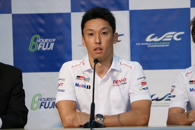 7号車トヨタTS050ハイブリッドをドライブする中嶋一貴